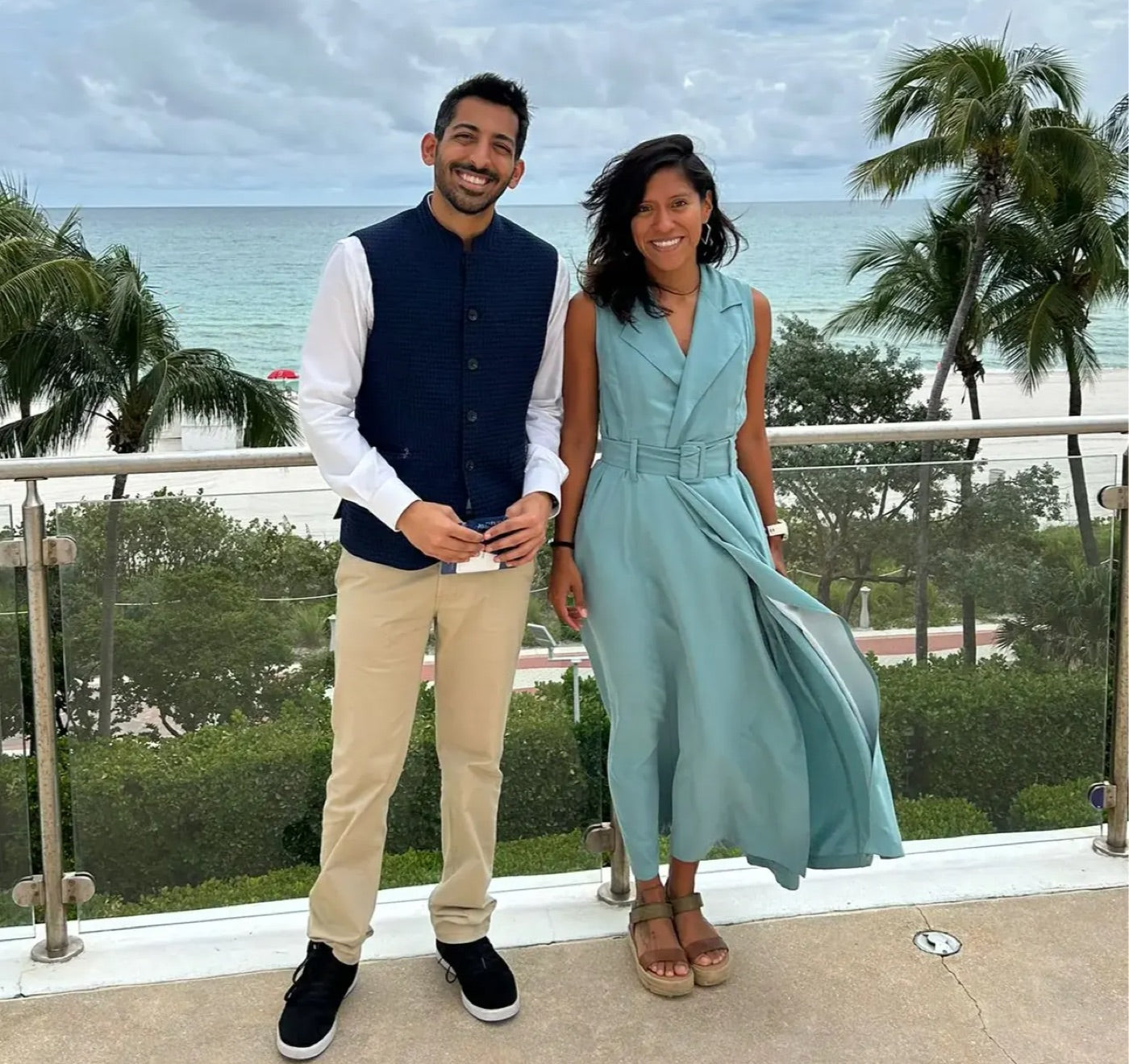 Lilu co-founders Sujay Suresh Kumar and Adriana C. Vázquez Ortiz together by the ocean.
